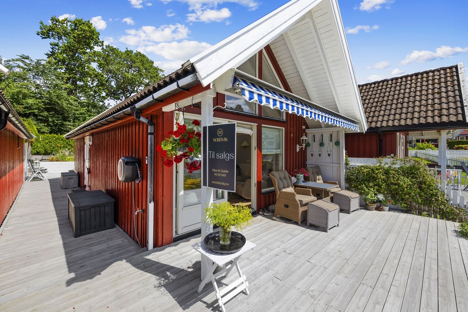 Rundt hytten er det flere solrike uteplasser Galleribilde