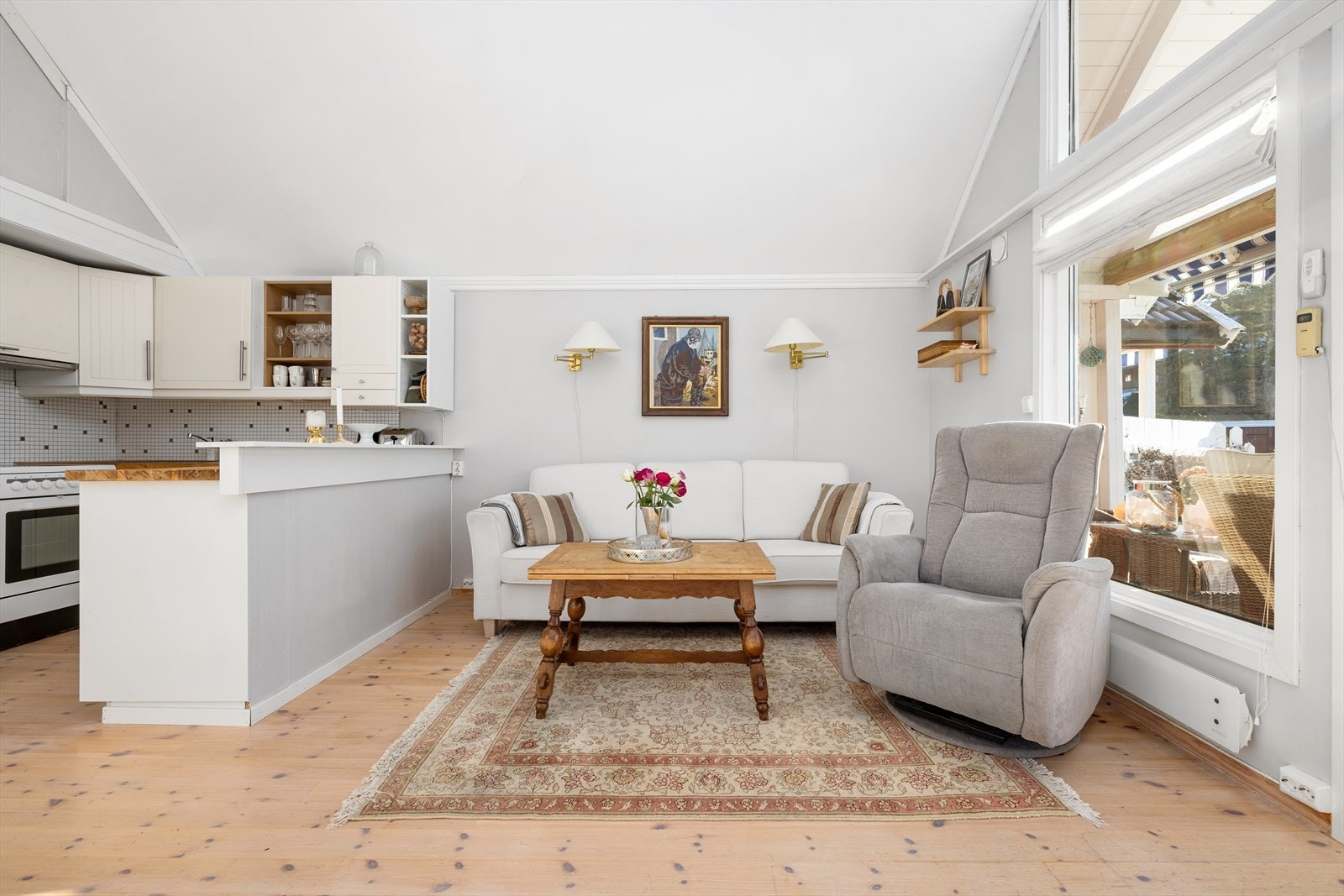 I stuen er det god plass til sofagruppe med tilhørende stuemøblement. Galleribilde