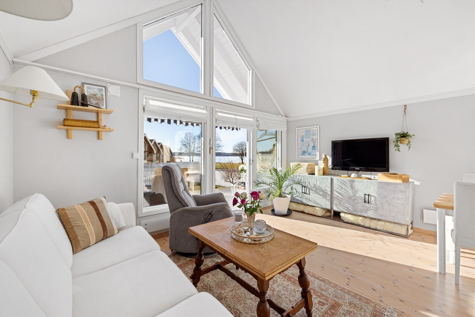 Hytta ligger flott til med fin utsikt over Larviksfjorden ved idylliske Rekkevikstranda. Galleribilde