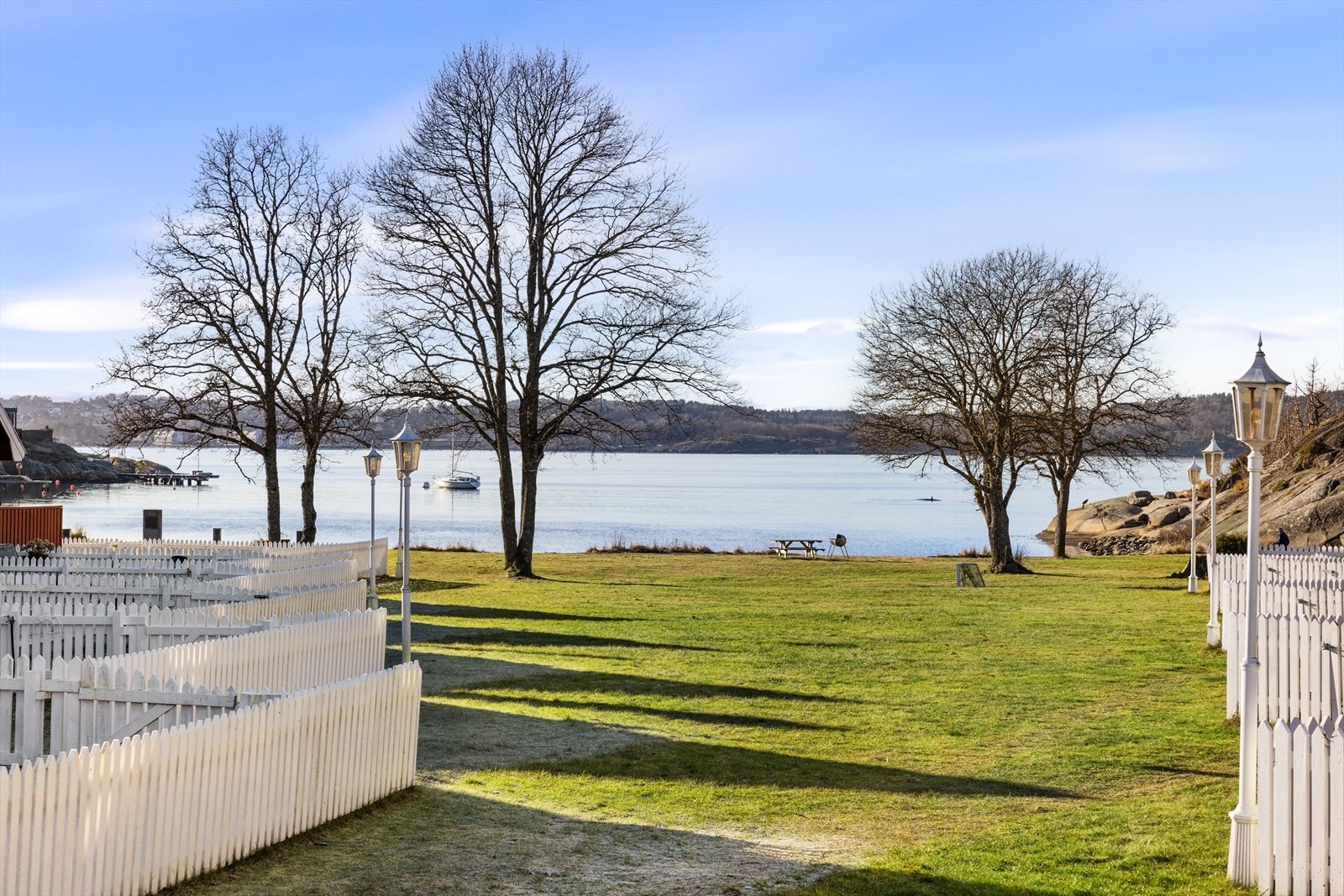 Rett utenfor er det friområde med aktiviteter for barn, badstu og gapahuk. Galleribilde