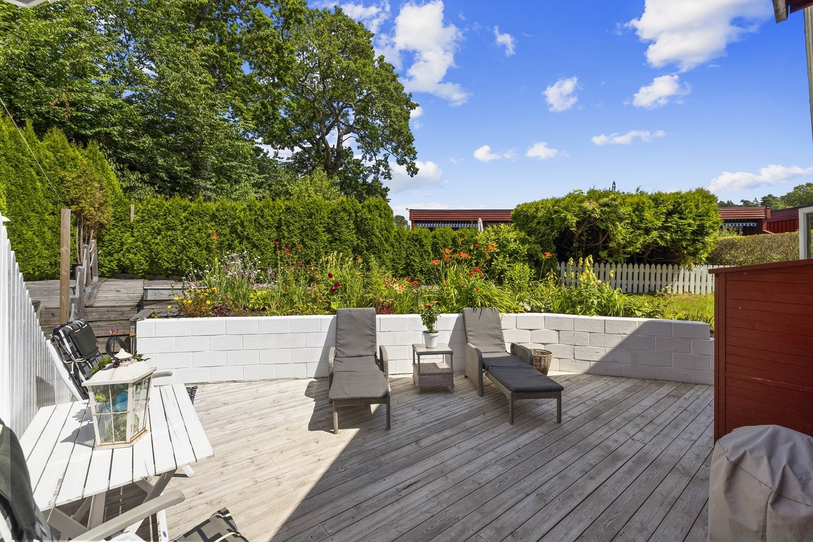 Det er sydvestvendt markterrasse på ca. 21 kvm. og nordvestvendt platting på ca. 39 kvm. Galleribilde
