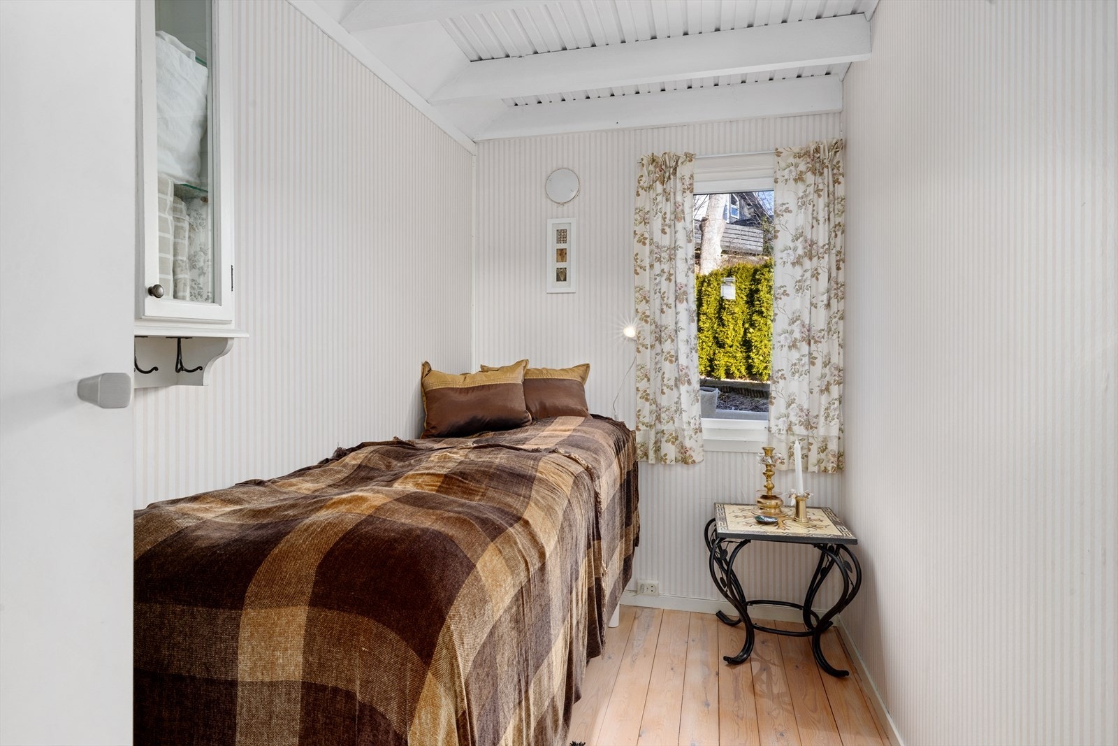 Soverom 2 har plass til seng og nattbord. Soverommet er byggemeldt som bod. Galleribilde