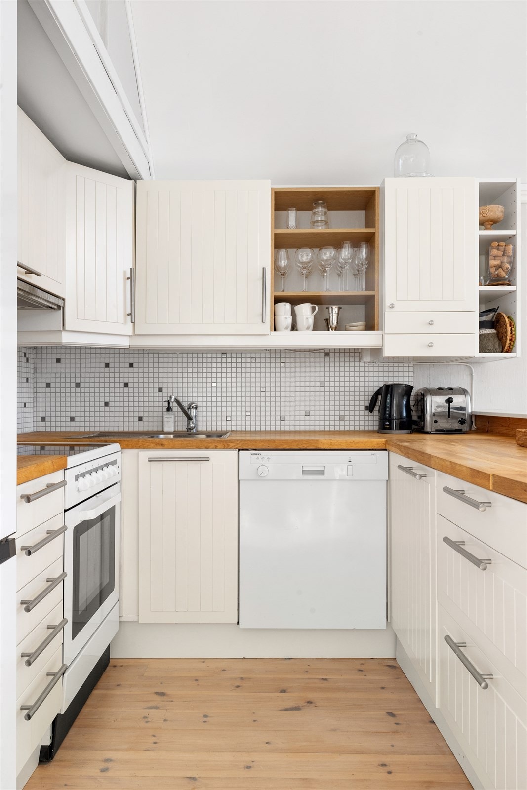 Innredning fra Ikea med profilerte fronter og heltre benkeplate. Galleribilde