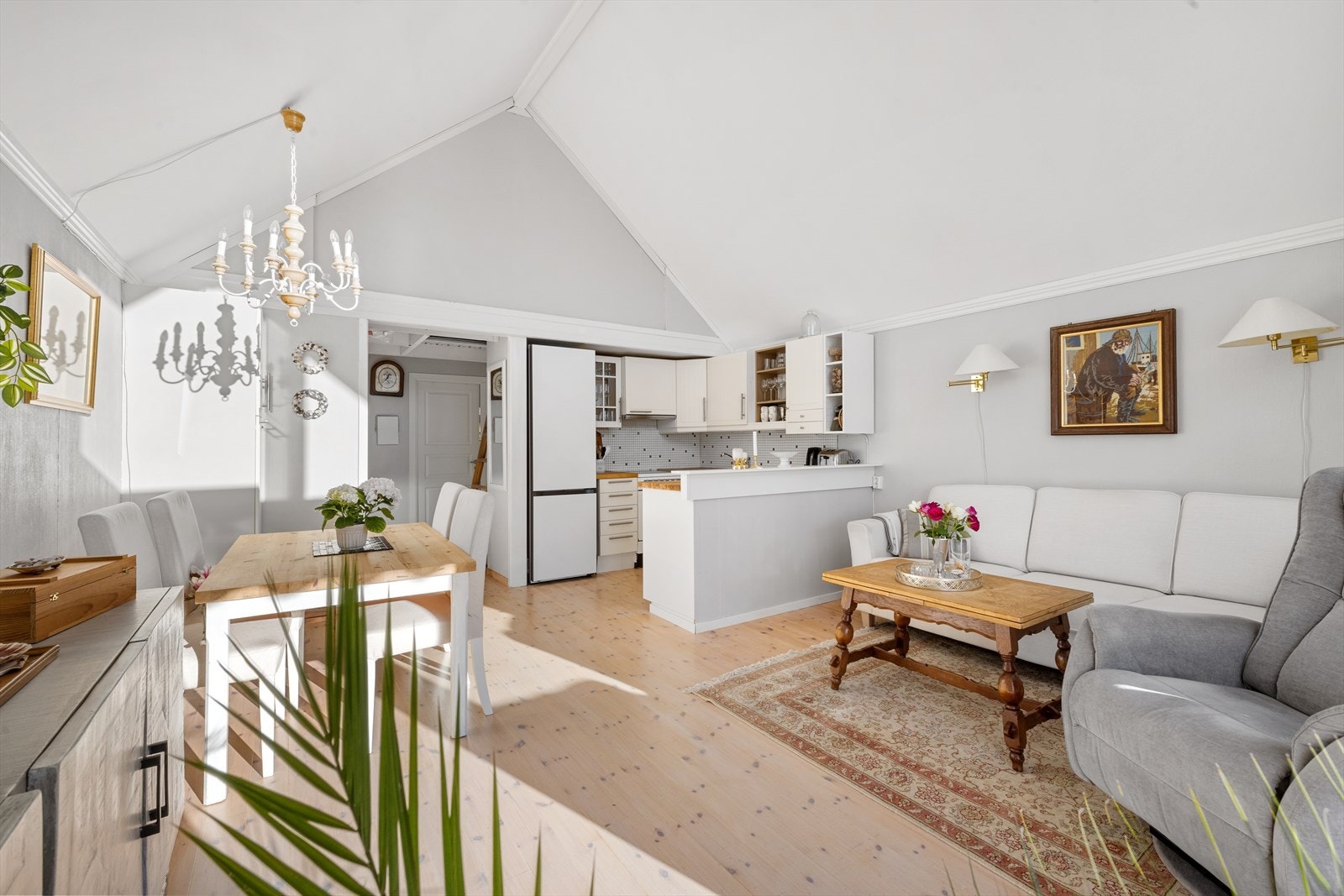 Ved kjøkkenet er det god plass til stor spisegruppe. Galleribilde