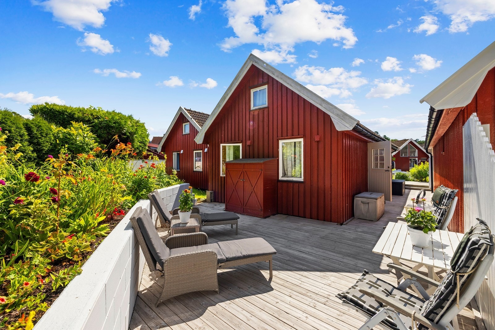 Det er god plass til flere sittegrupper, grill og beplantning. Galleribilde