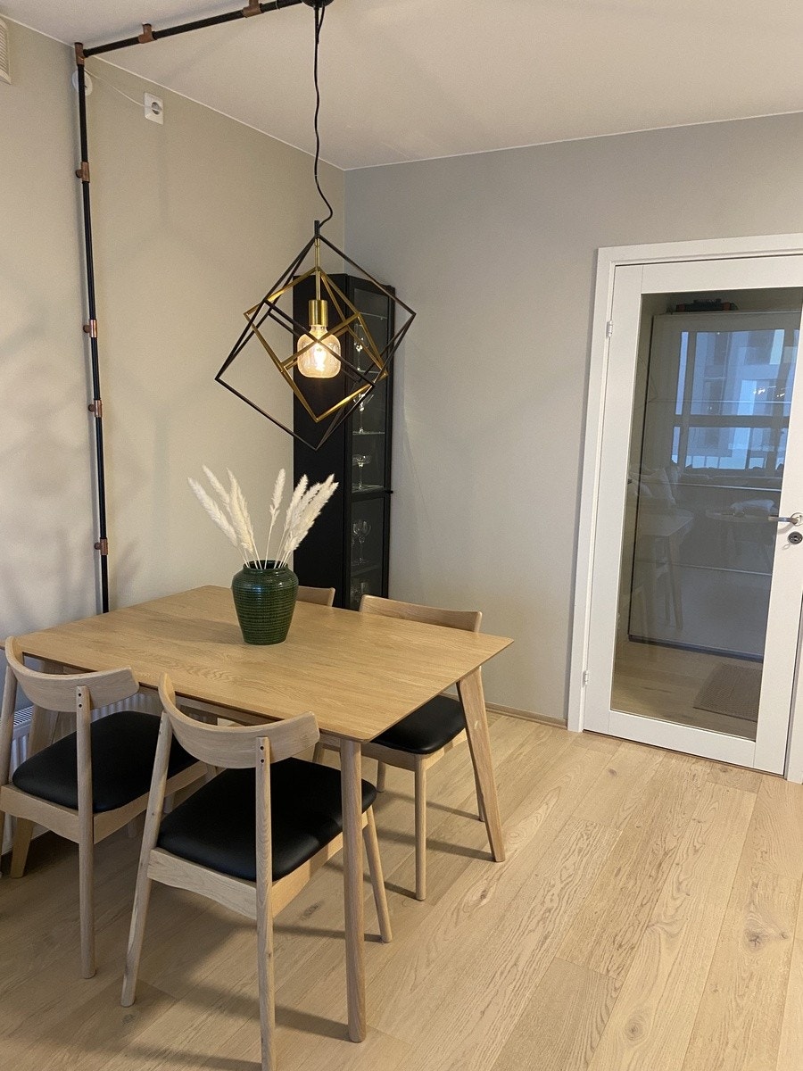 På bildet ser du døra til gangen. Gangen er stor med god oppbevaring for jakker og sko. Galleribilde