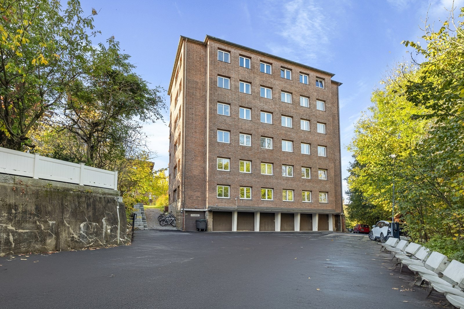 Opparbeidet eiendom. Det medfølger garasje/parkering til flere av de andre leilighetene i borettslaget. Denne har mulighet for å kjøpe utvendig parkeringsplass. Konferer megler Galleribilde