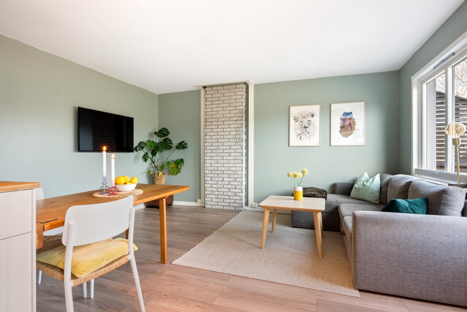 Der er plass til sofagruppe og spisebord, og vindusflatene gir et behagelig lysinnslipp i rommet. Galleribilde