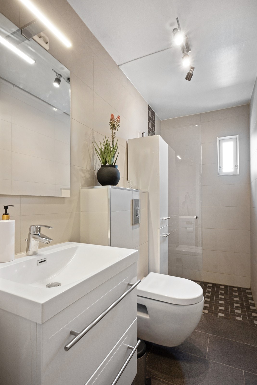 Badet ble også oppgradert i 2017 med tidløs innredning. Galleribilde