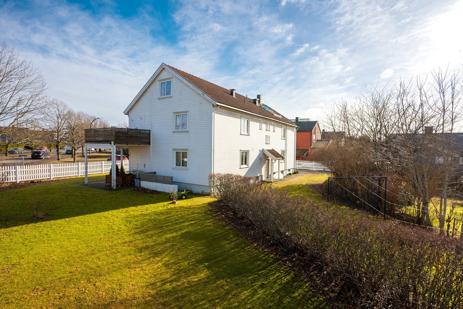 Leiligheten har adkomst via felles trappeoppgang med trapp opp til 2. etasje. Galleribilde