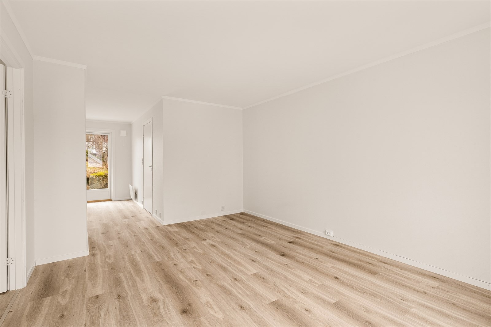 En gjennomgående lys og pen leilighet med enhetlig materialbruk. Galleribilde
