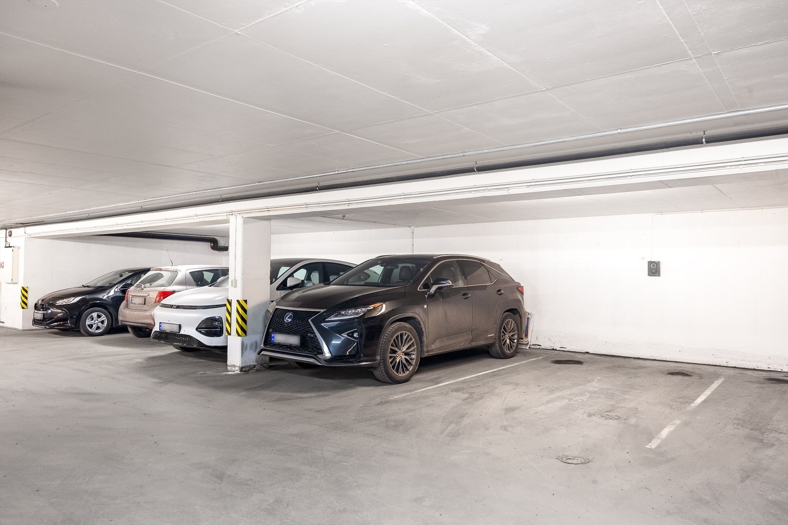 Leiligheten disponerer i tillegg én parkeringsplass og egen bod i felles garasjeanlegg i kjeller. Galleribilde