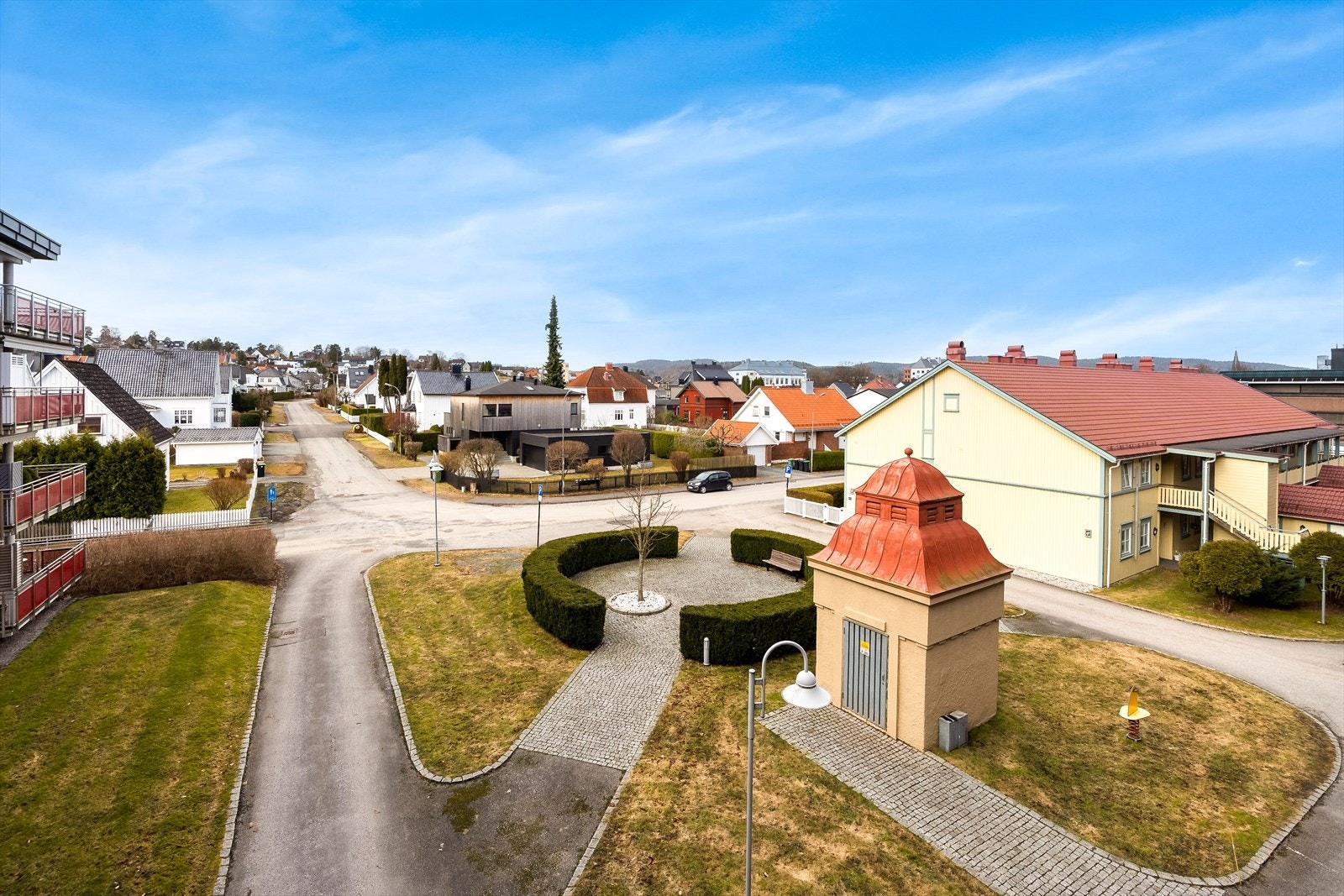 Tomten er pent opparbeidet med plen og diverse beplantning, samt asfalterte internveier og gangstier med belegningsstein. Galleribilde