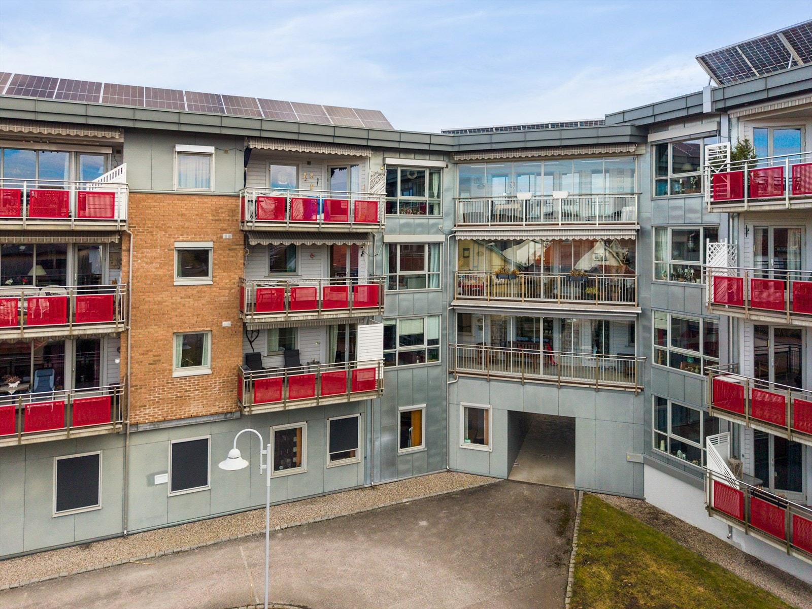 Leiligheten ligger fint til i 3. etasje, med overbygget balkong mot sydvest. Galleribilde