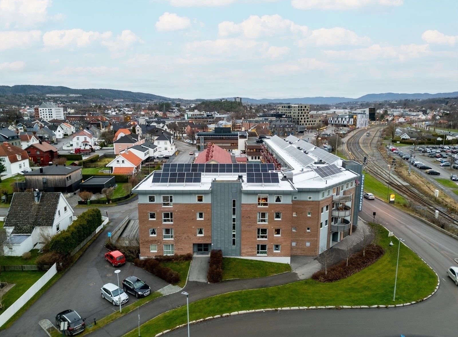 Fasade - Perfekt beliggenhet i Porsgrunn sentrum, nært alt, men samtidig tilbaketrukket mot atrium.jpg Galleribilde