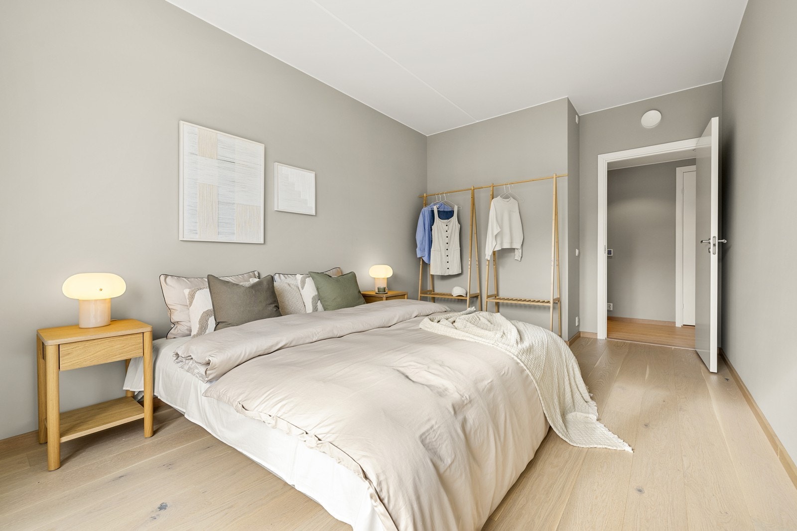 Rommet er lett å innrede med plass til nattbord på hver side av sengen. Galleribilde