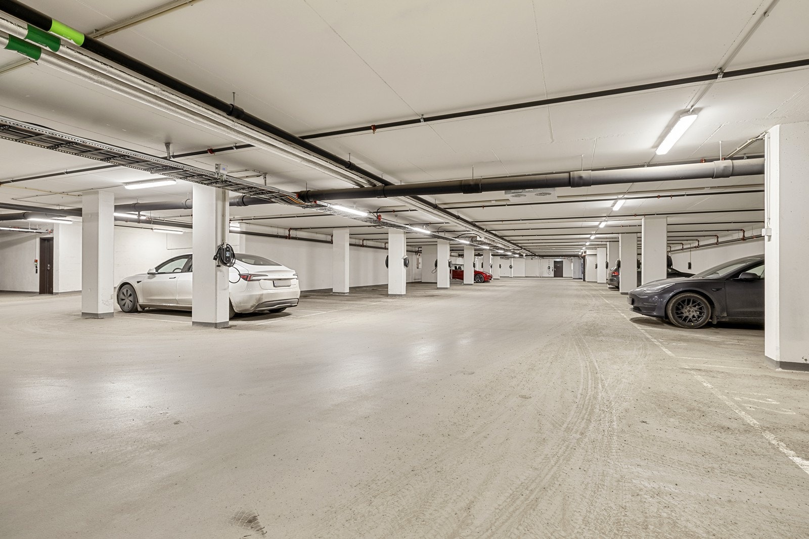 Med leiligheten følger det en egen garasjeplass med elbillader. Leiligheten disponerer også en ekstern sportsbod på cirka 5 m². Galleribilde
