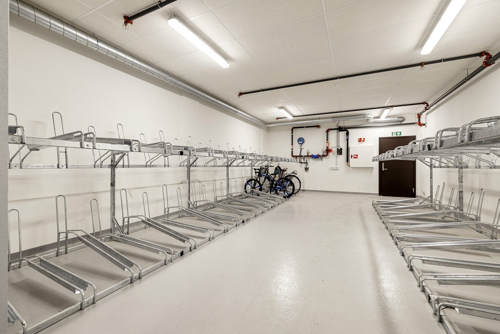 Borettslaget har rikelig med felles sykkelparkering i garasjeanlegget. Galleribilde