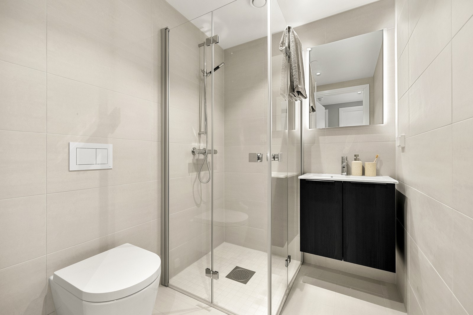 Det andre badet har tilsvarende standard med vegghengt toalett og dusj. Galleribilde