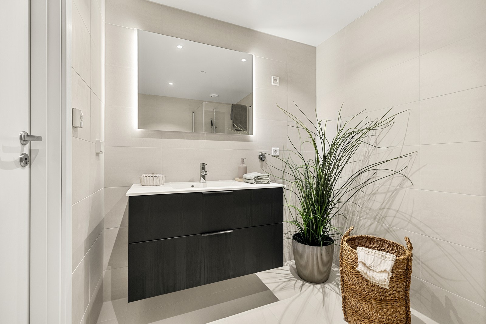 Badet har en bred servantinnredning og speil med integrert belysning. Galleribilde