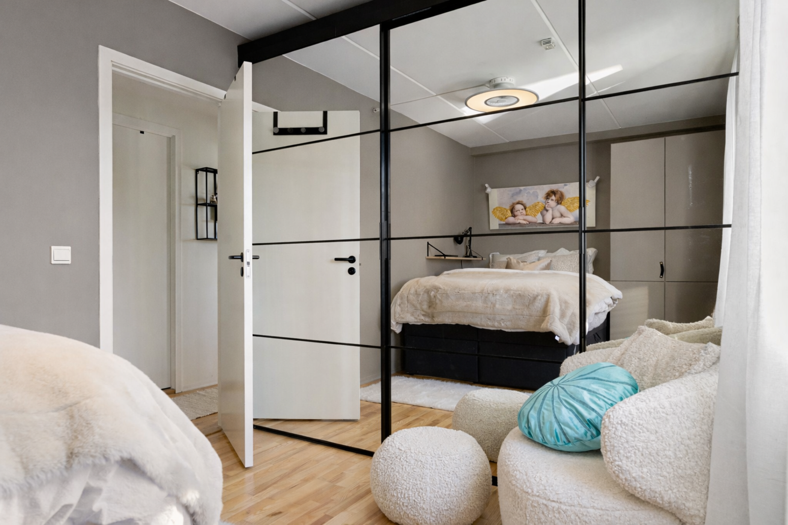 Rommet har god plass til dobbeltseng med tilhørende møblement, og en stor innebygd garderobe. Galleribilde