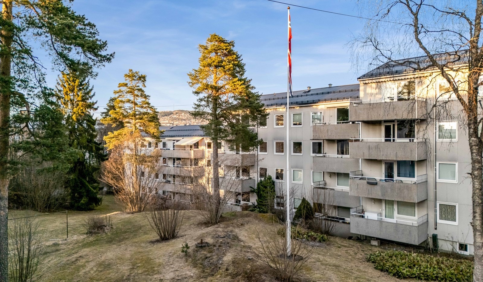 Fururabben ligger usjenert til i grønne omgivelser med skog, stier, lekeplasser og åpne områder. Her finner du et trygt, etablert nabolag med hyggelige naboer og et godt blandet bomiljø for både småbarnsfamilier og andre beboere. Galleribilde