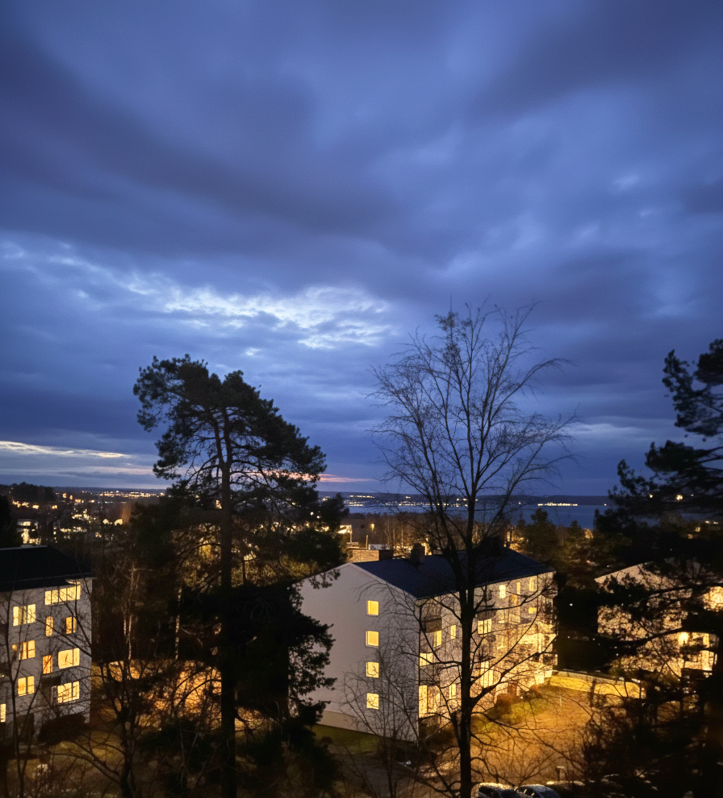 Utsikt fra soverom. Et vakkert skue på kveldstid. Galleribilde