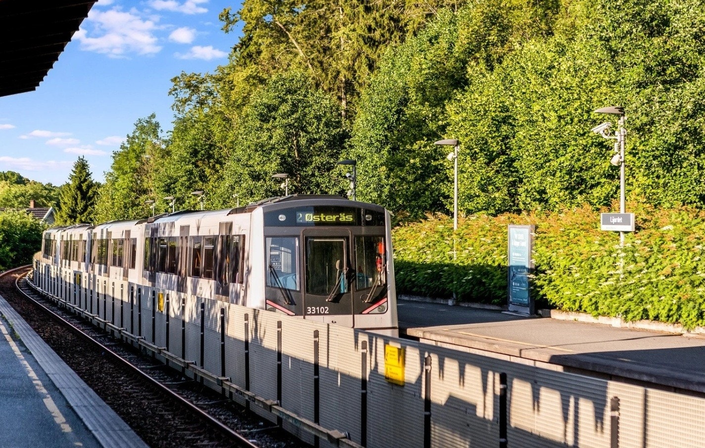 Lijordet T-banestasjon kun 3 min fra boligen. Galleribilde