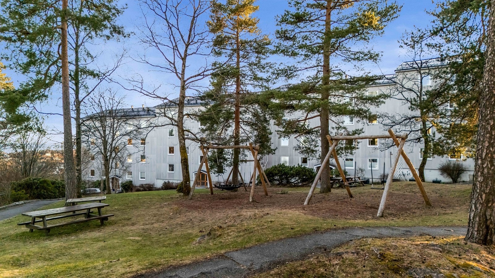 Eiendommen ligger i et barnevennlig og attraktivt område på Østerås/Eiksmarka, med kort gangavstand til butikker, servicetilbud og kollektivtransport. Galleribilde