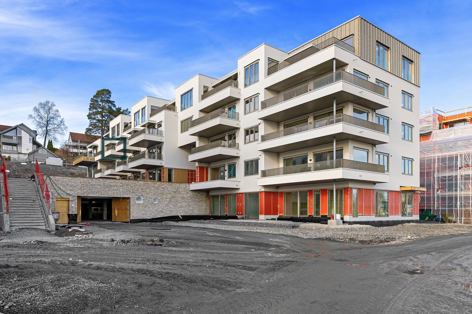 Sydvestvendt balkong på ca. 6 kvm. i 4. etg. Omtrentlig plassering avmerket. Galleribilde