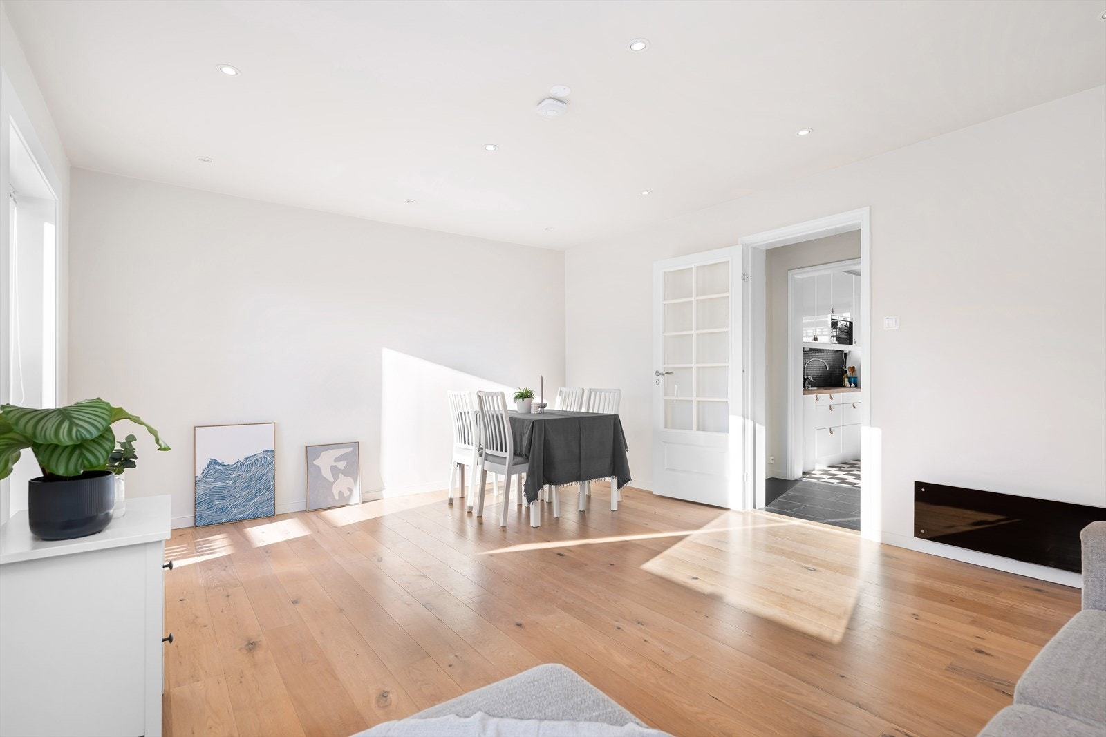 God størrelse på stuen med plass for spisestue og sofagruppe. Galleribilde