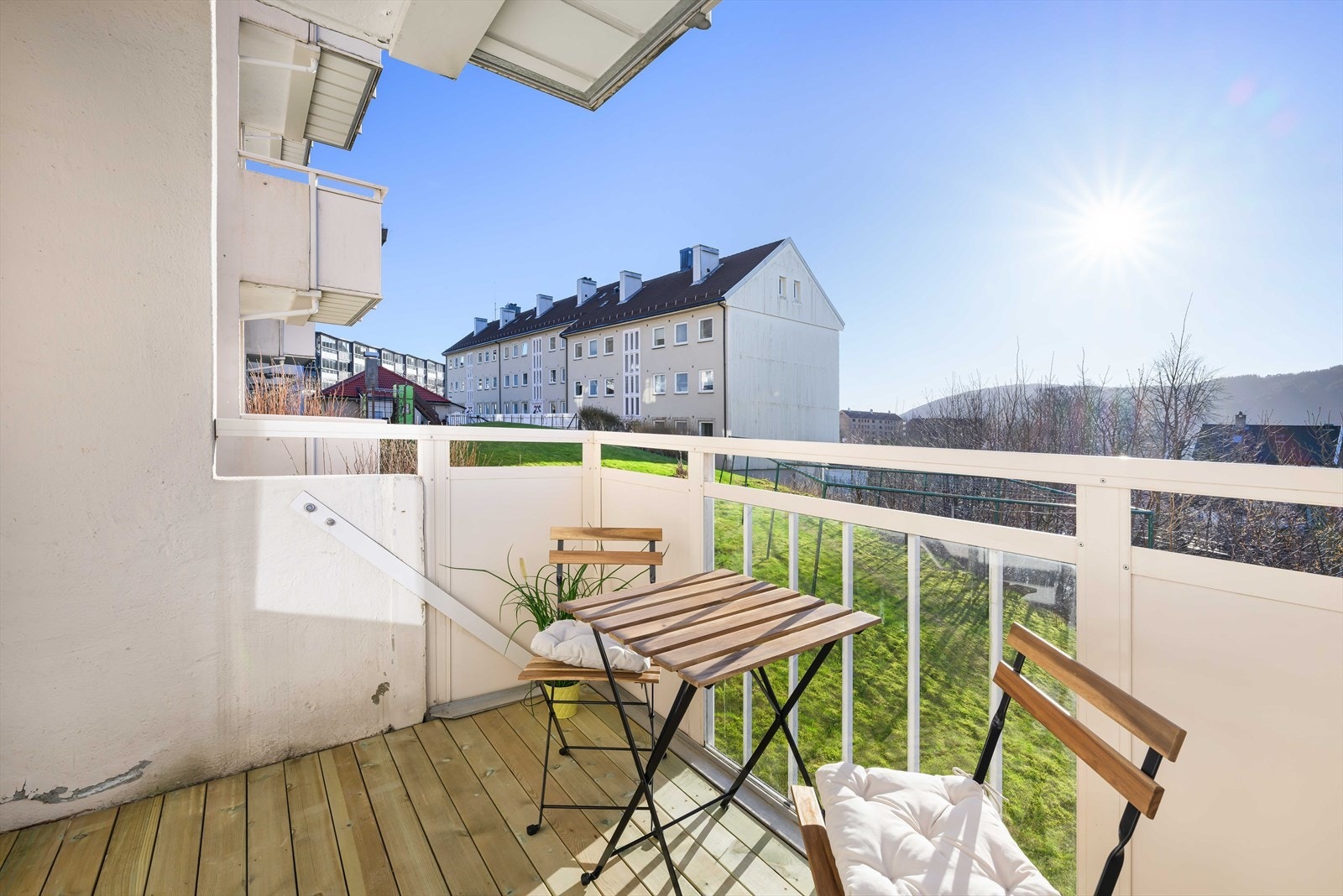Balkongen ligger solrikt og usjenert til. Galleribilde