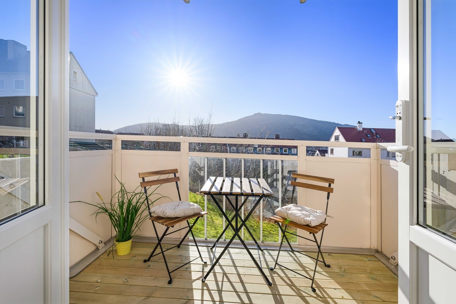 Nyt den frie utsikten og sol til kvelden. Galleribilde