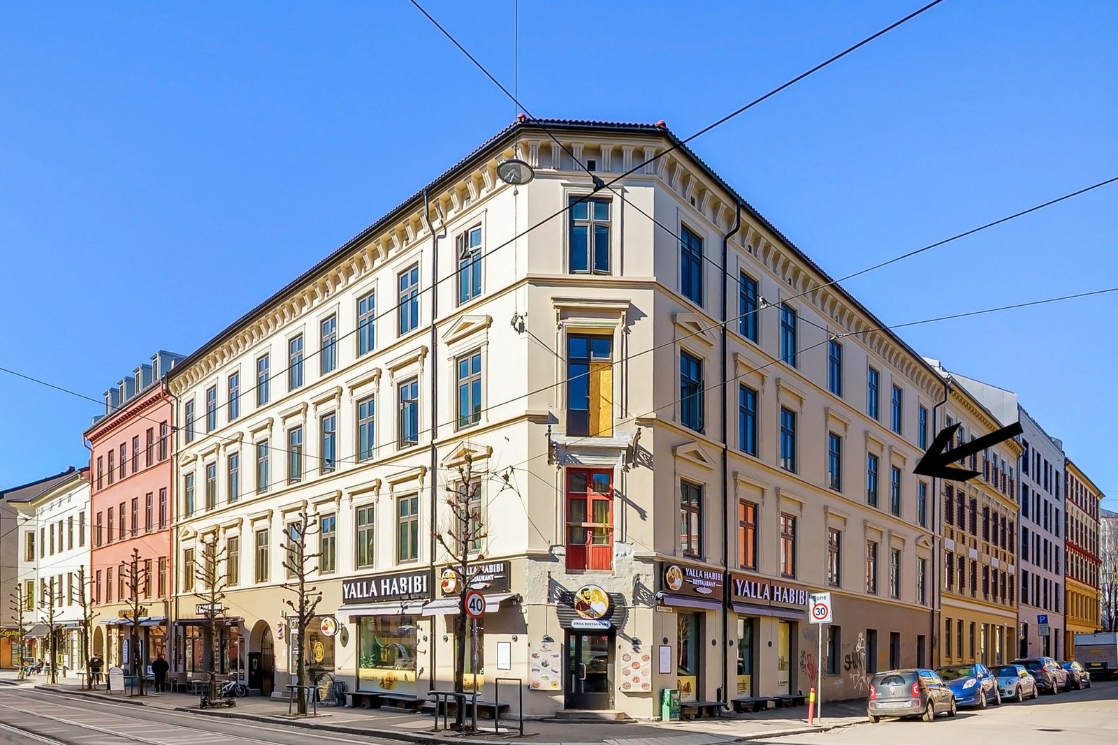 Leiligheten har inngang fra Trondheimsveien med vinduer som vender ut mot Kirkegårdsgata. Galleribilde