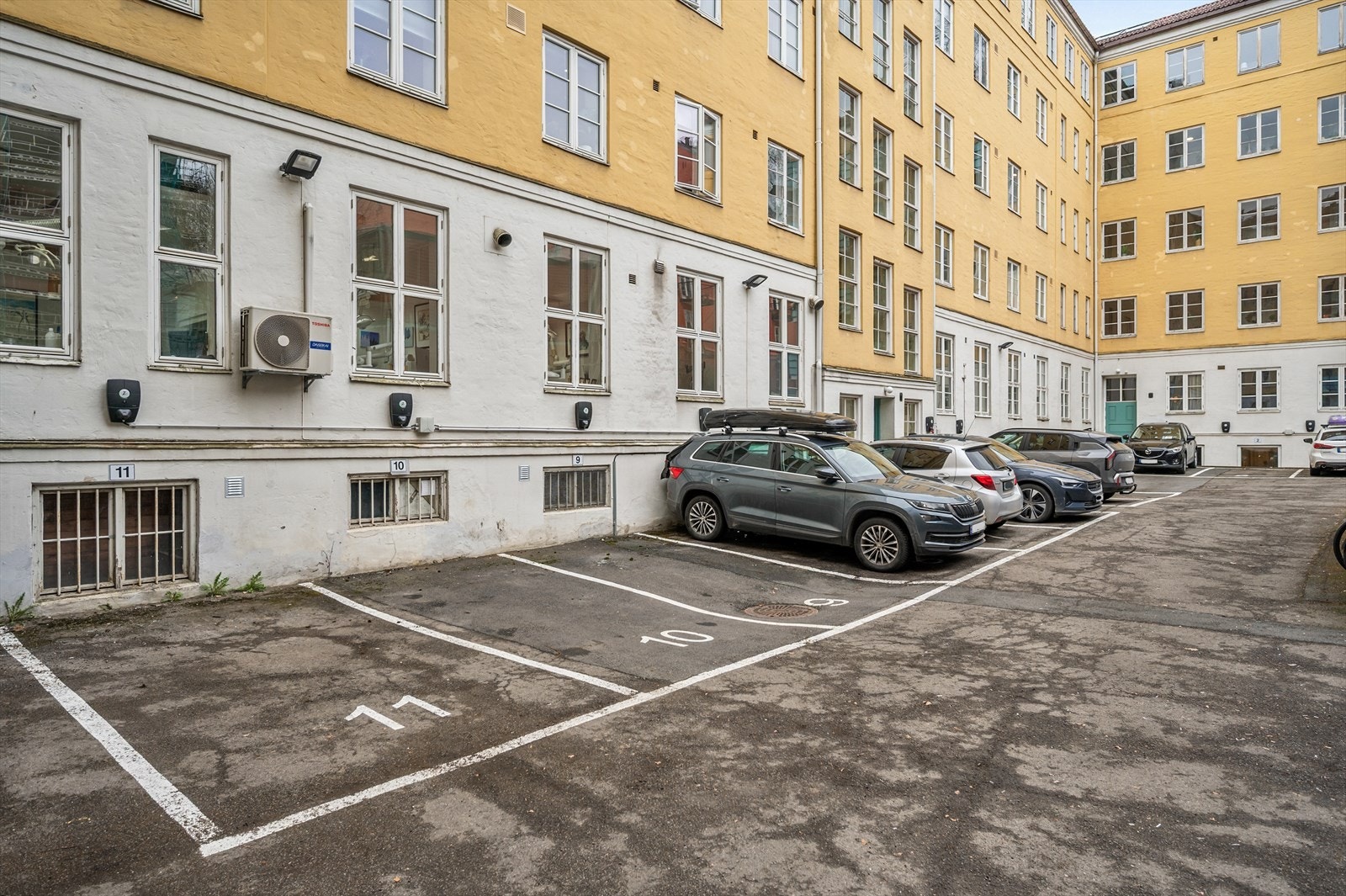Parkeringsplasser kan leies i bakgården gjennom styret. Galleribilde