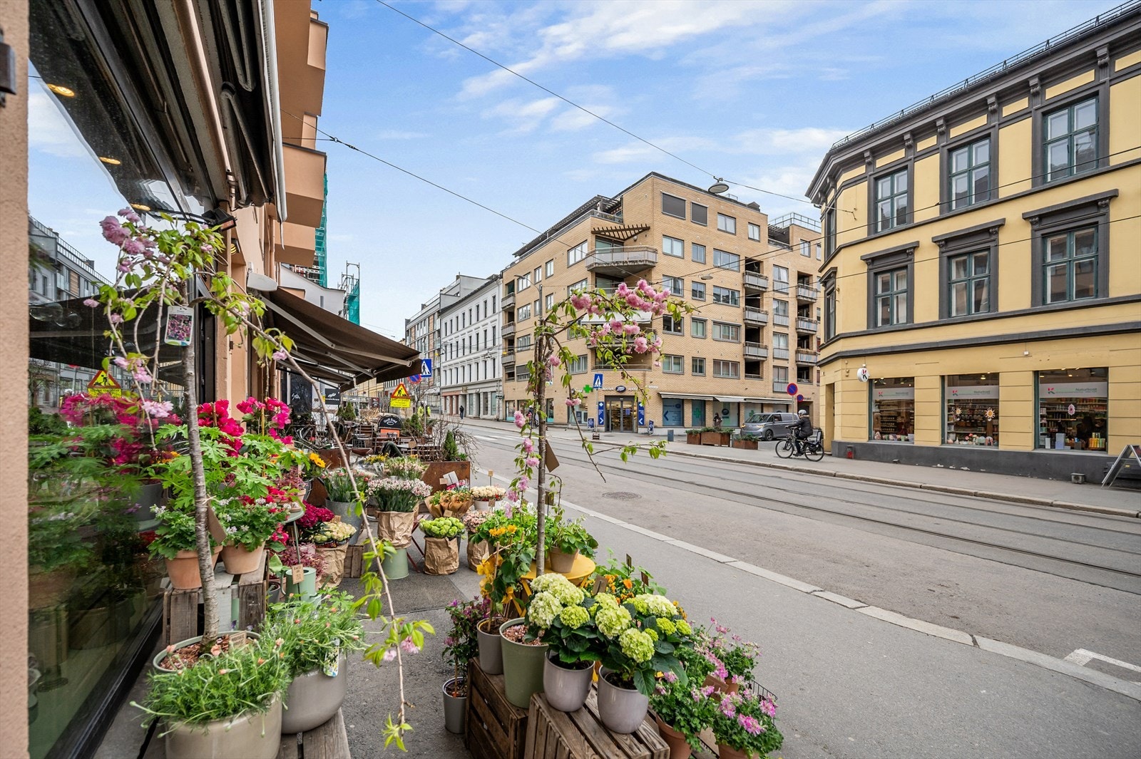 Thereses gate byr på et yrende liv med butikker, kafeer og restauranter rett utenfor døren. Galleribilde
