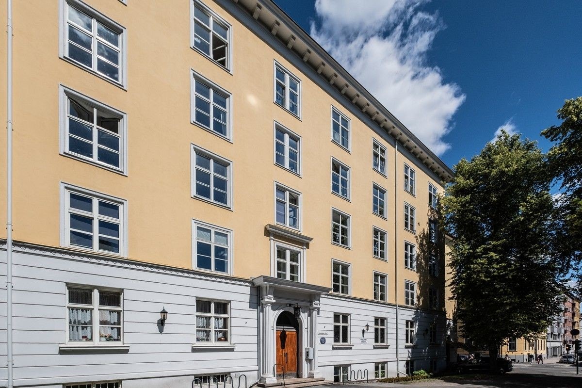 Klassisk bygård fra 1923, oppført i murverk med pusset og malt fasade. Galleribilde
