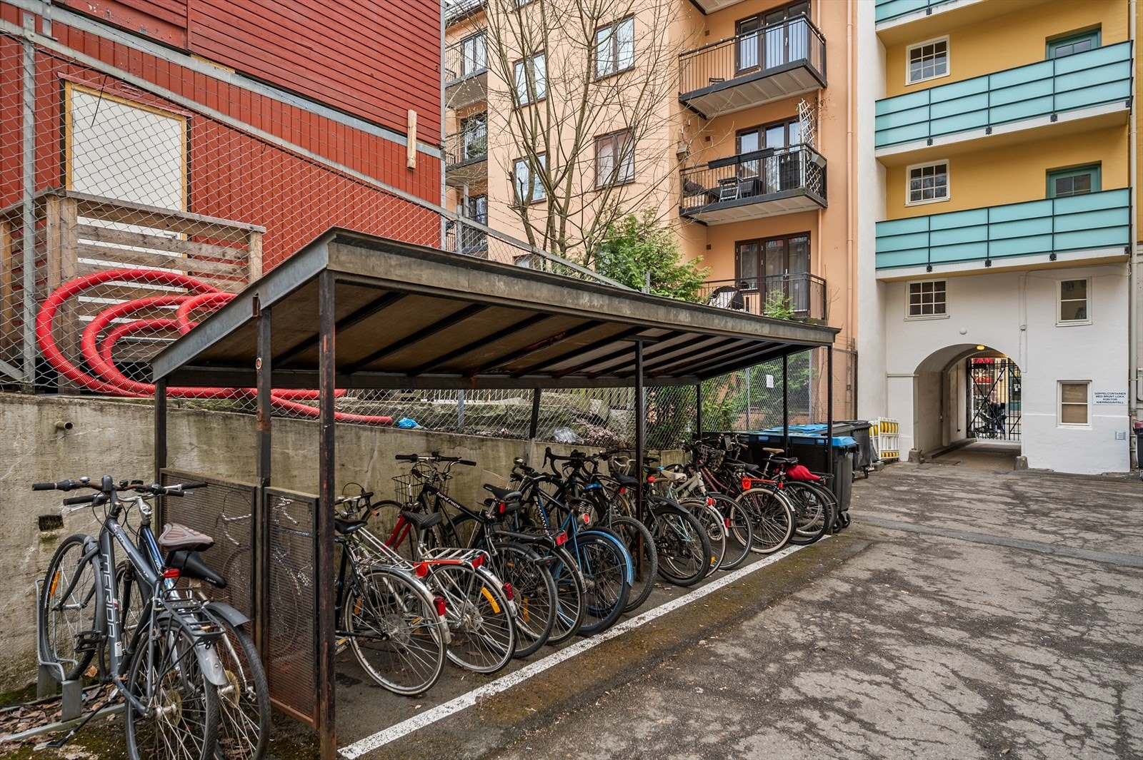 Selskapet har tilrettelagt for trygg sykkelparkering under tak i bakgården. Galleribilde