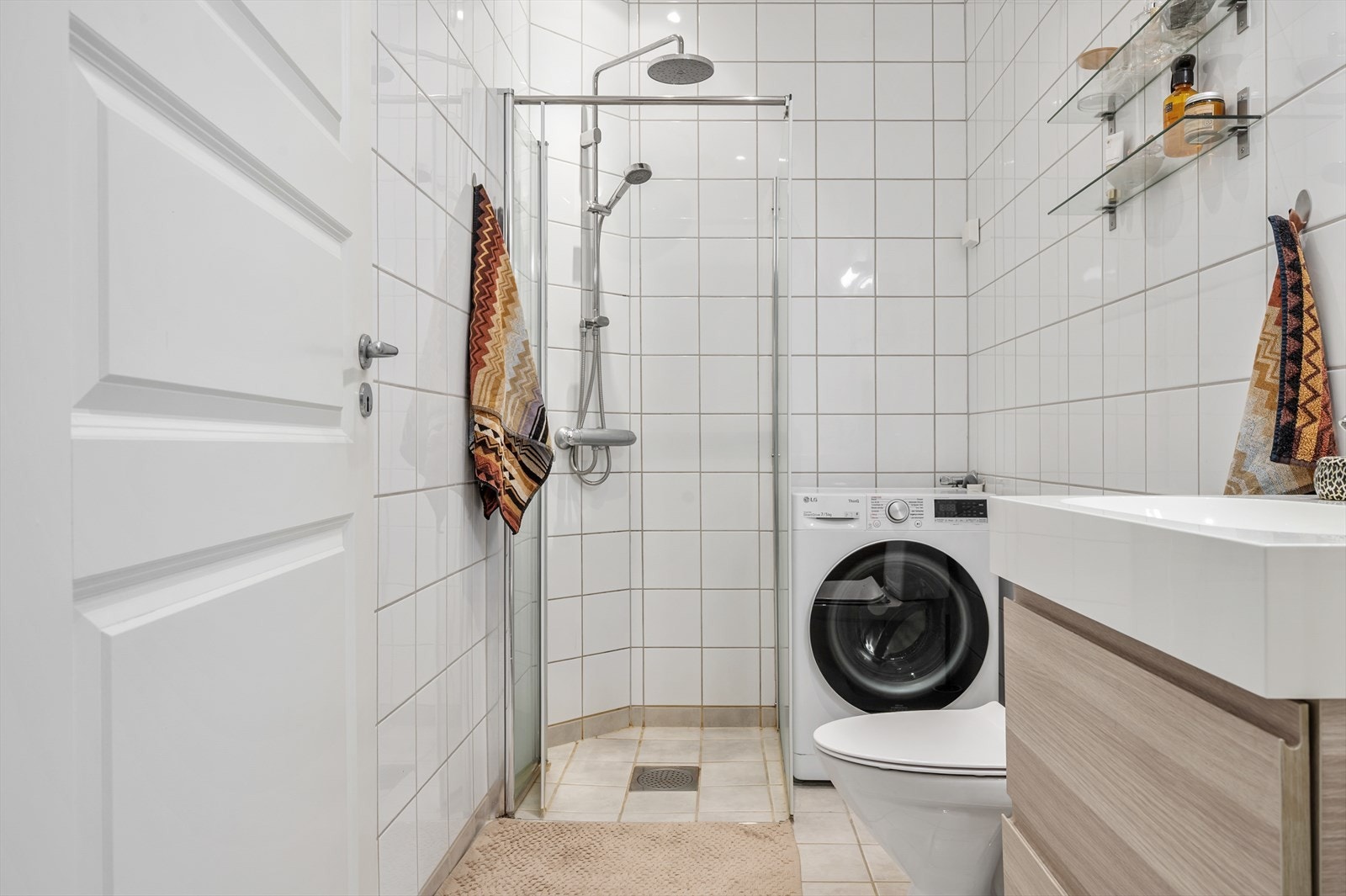 Badet har flislagte overflater, elektriske varmekabler og effektiv belysning fra downlights. Galleribilde
