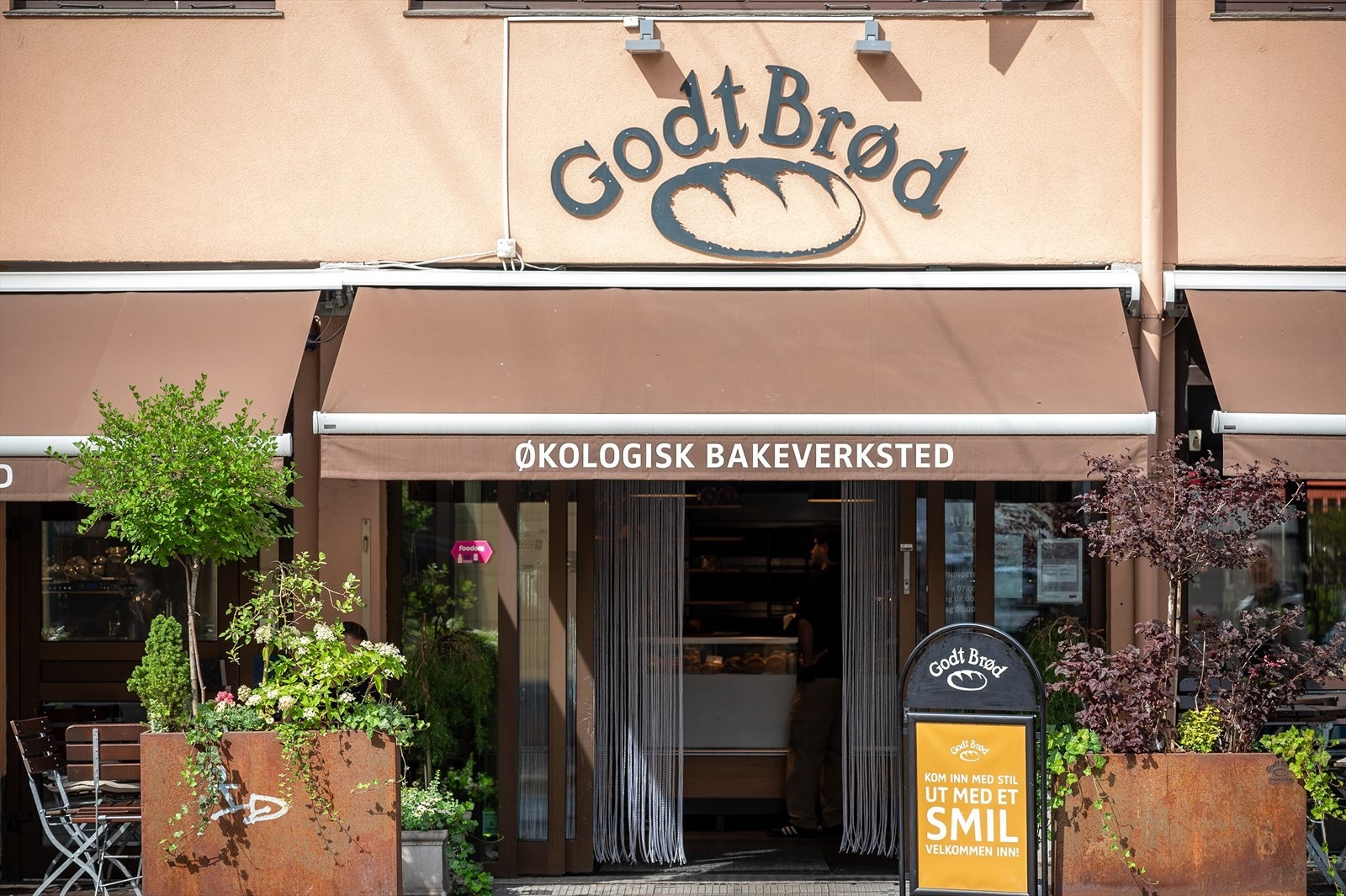 Her kan man hente ferske, økologiske bakevarer til frokosten, eller ta en kopp kaffe med venner og bekjente. Galleribilde