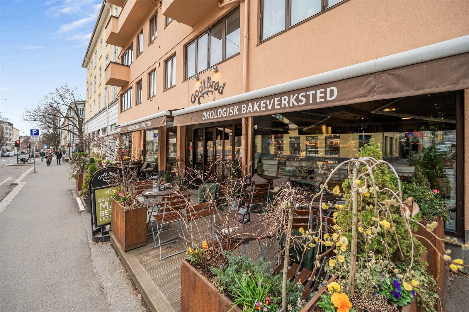 I nabolaget finnes det flere serveringssteder som f.eks. Godt Brød. Galleribilde