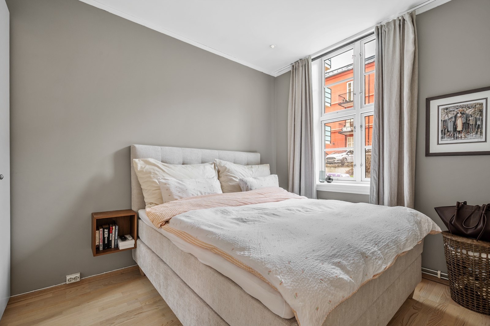 Soverommet har god plass til dobbeltseng og vender mot en rolig bakgård. Galleribilde