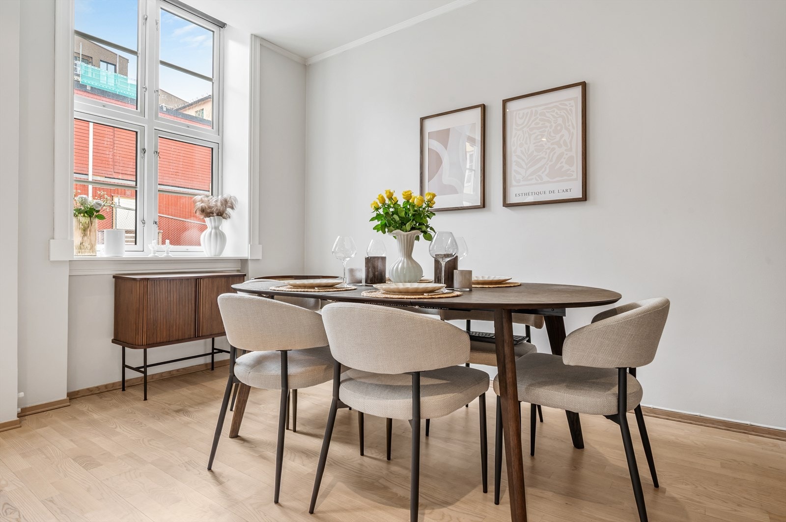 I tilknytning til stuen er det god plass til en egen spisesone med bord og stoler. Galleribilde