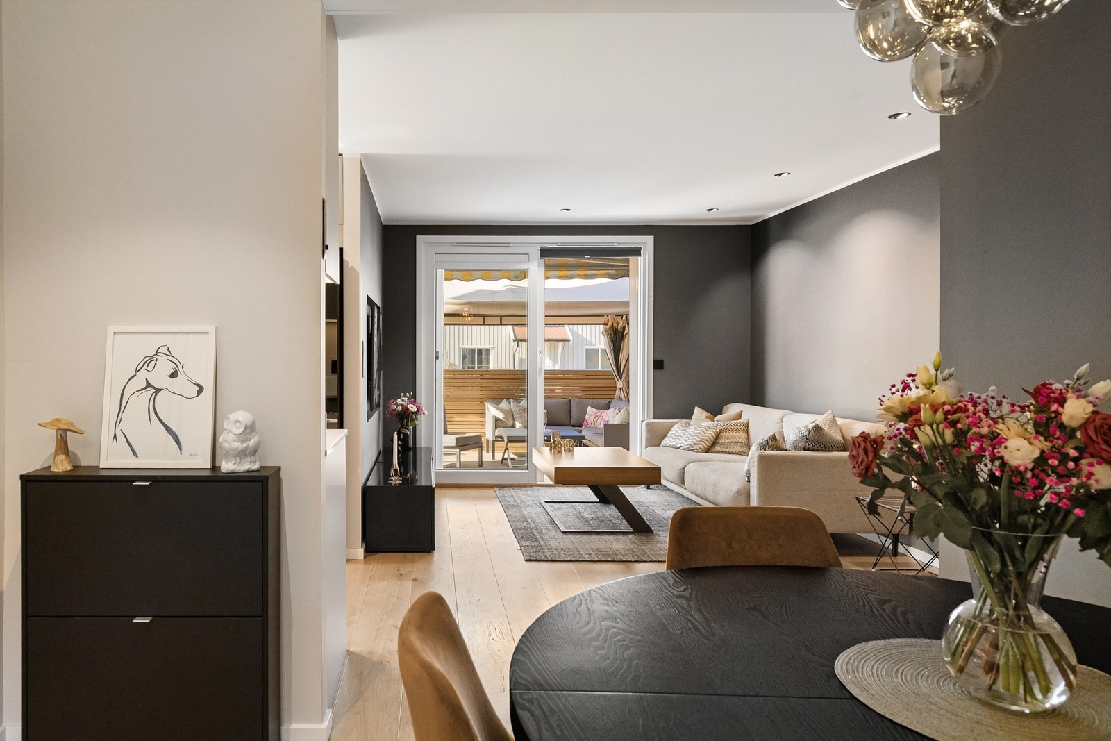 Stuen har gode møbleringsmuligheter med plass for sofagruppe, TV-seksjon, spisegruppe og annet passende møblement Galleribilde