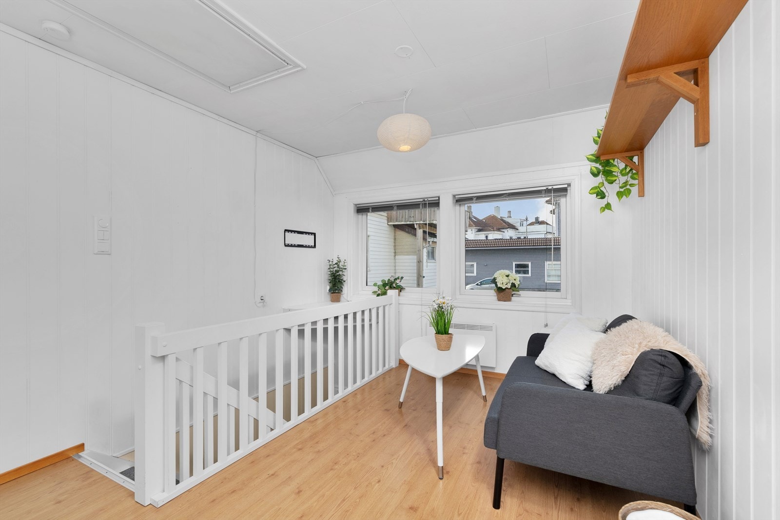 Tilbygg - 2. etasje: Stue/sovealkove med adkomst til romslig loft Galleribilde