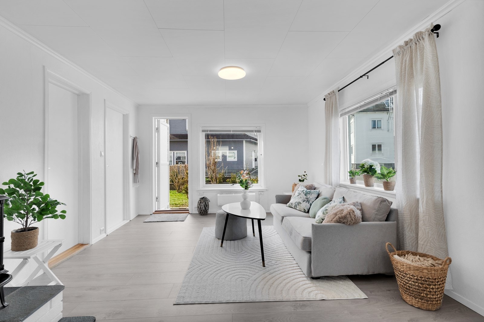 1. etasje: Fra stuen er det utgang til en solrik uteplass og hage Galleribilde