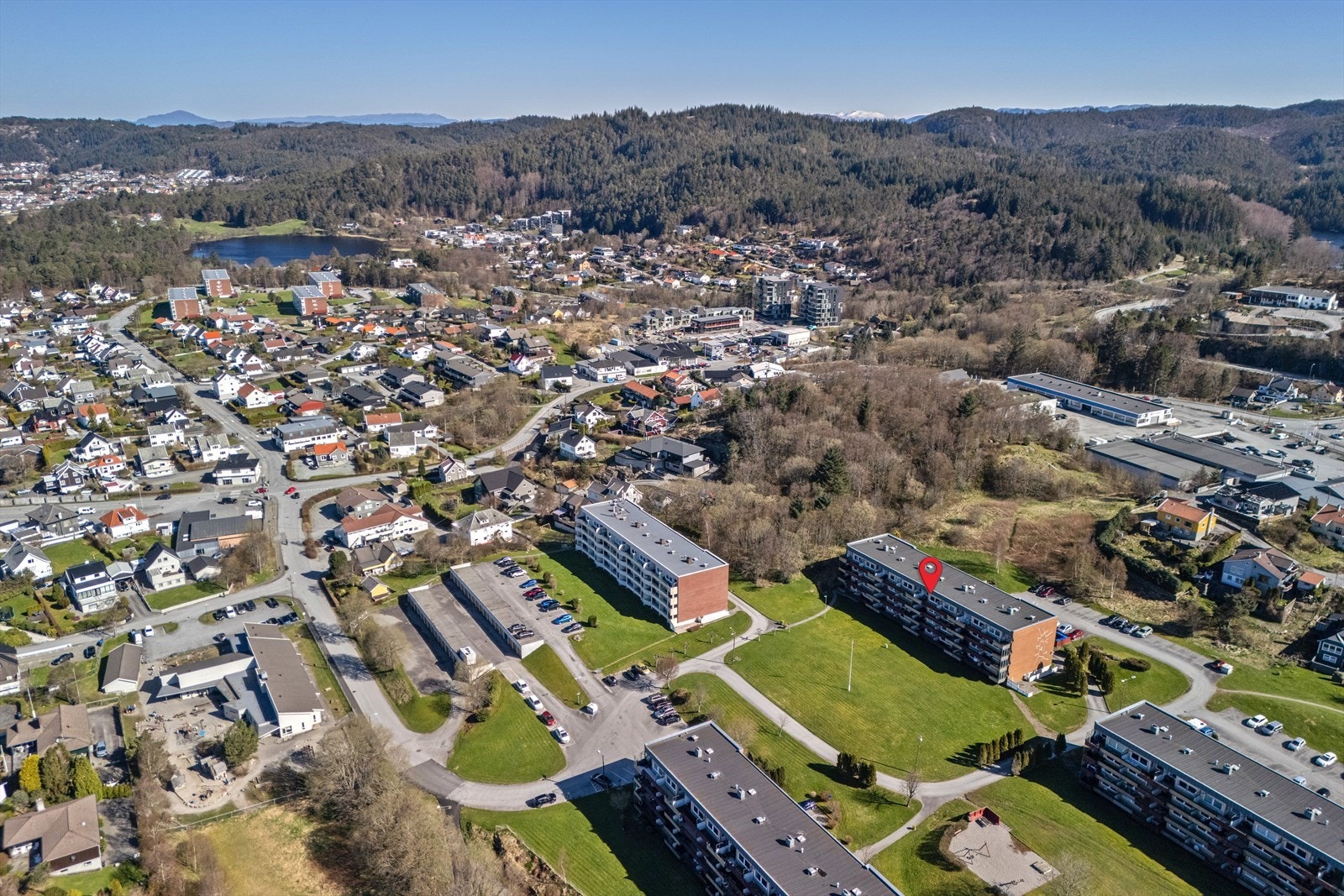 Leiligheten har en attraktivt, sentrumsnær beliggenhet på Solvang i rolige omgivelser. Galleribilde
