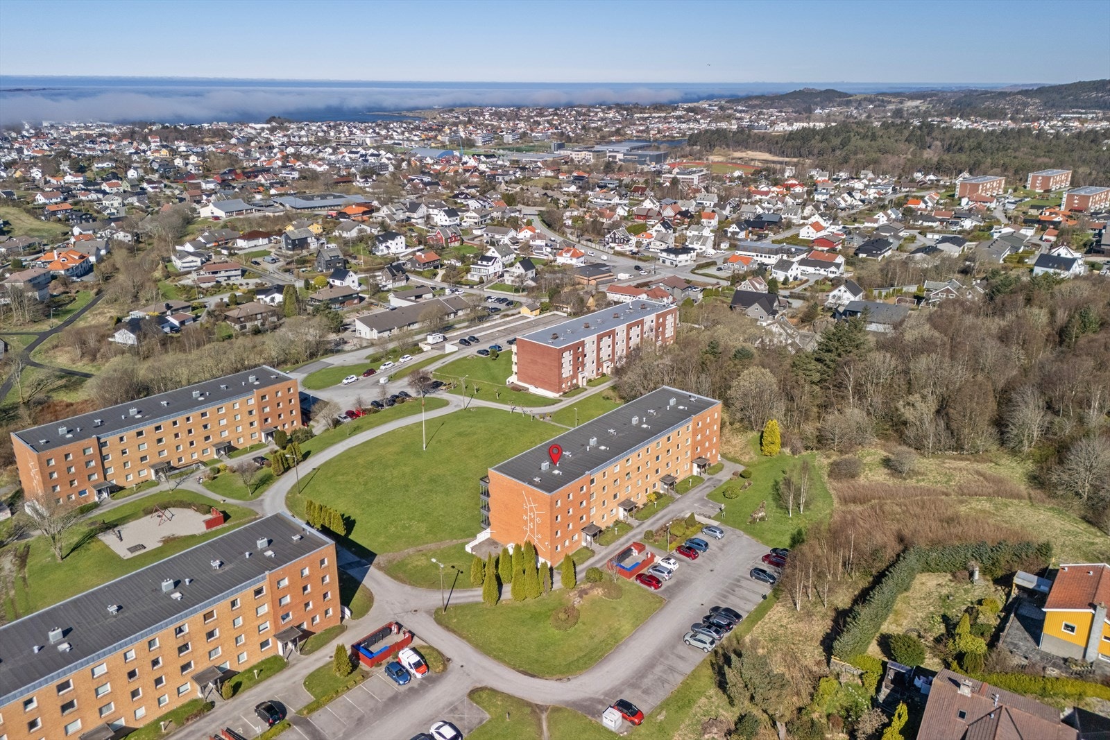 Sentrum med sine fasiliteter og servicetilbud, idrettsparken med et mangfold av tilbud, flere nærbutikker og flotte turområder i Djupadalen for å nevne noe. Galleribilde