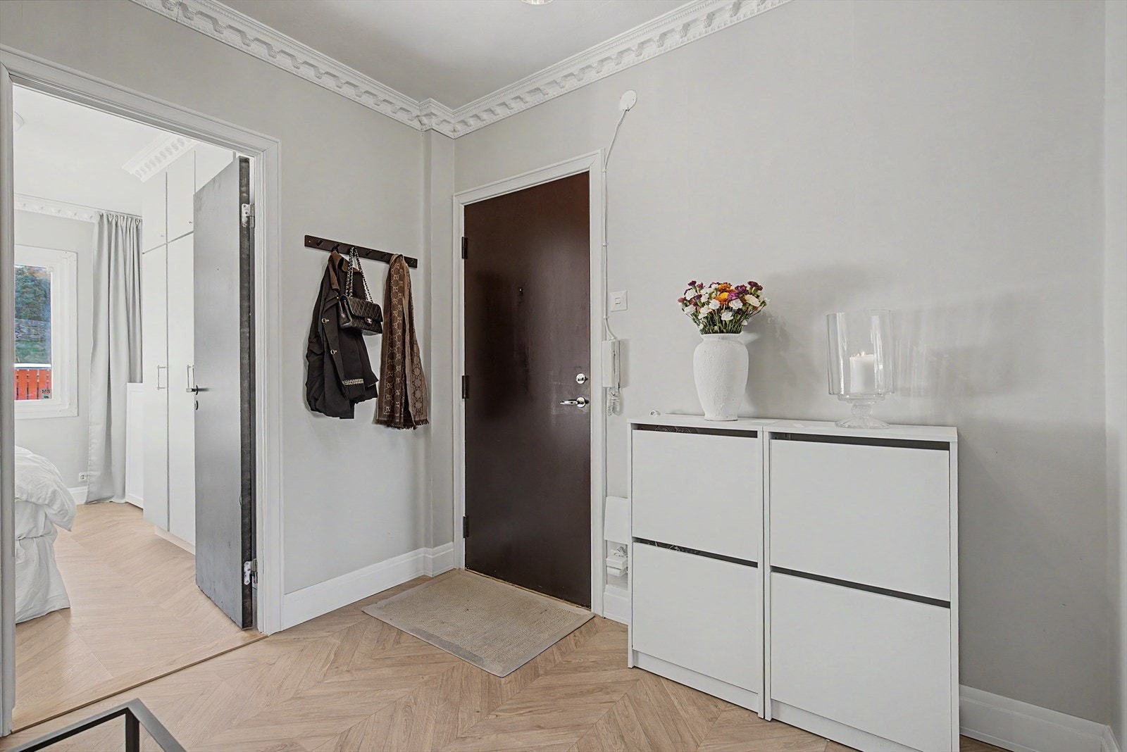 Leiligheten inneholder romslig gang med god plass til møblement. Galleribilde