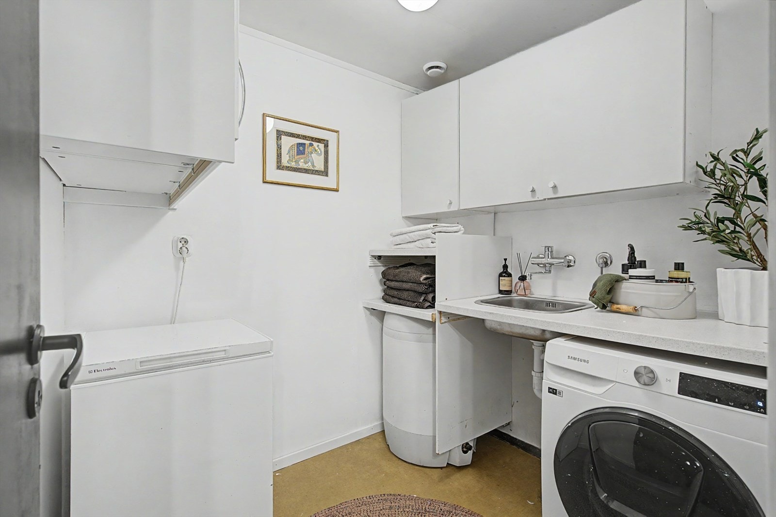 Gode oppbevaringsmuligheter på vaskerom til å plassere det en ikke vil ha fremme, i tillegg til at leiligheten disponerer bod i underetasjen. Ny VV-bereder. Galleribilde